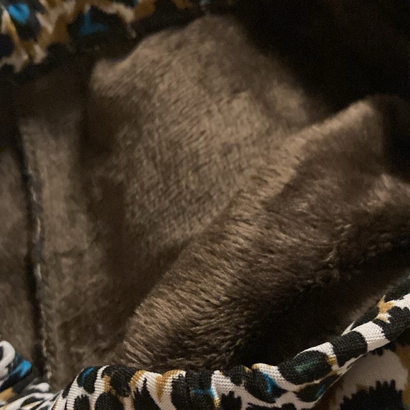 Says size L but fits like a Med Women’s Leopard 🐆 Print Thick Fleece Leggings - Picture 3 of 3